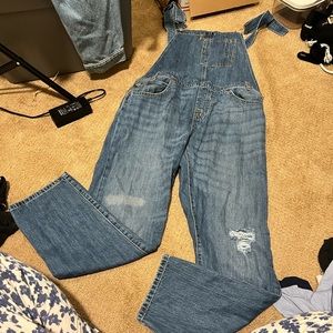 Medium wash Levi’s overalls